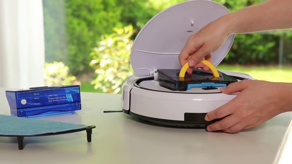 Vệ sinh robot hút bụi đúng cách Vệ sinh robot hút bụi đúng cách